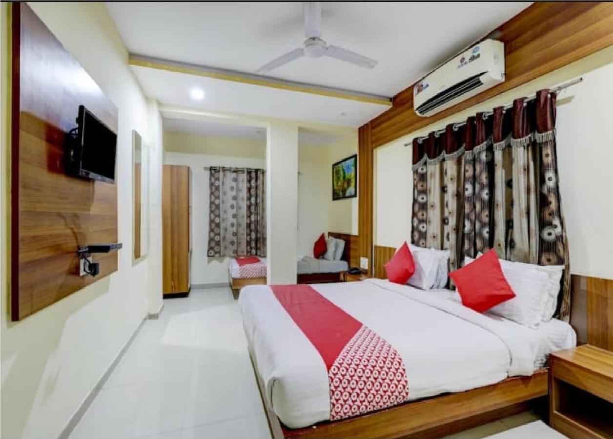 Hotel Krishna Palace Ahmedabad Buitenkant foto