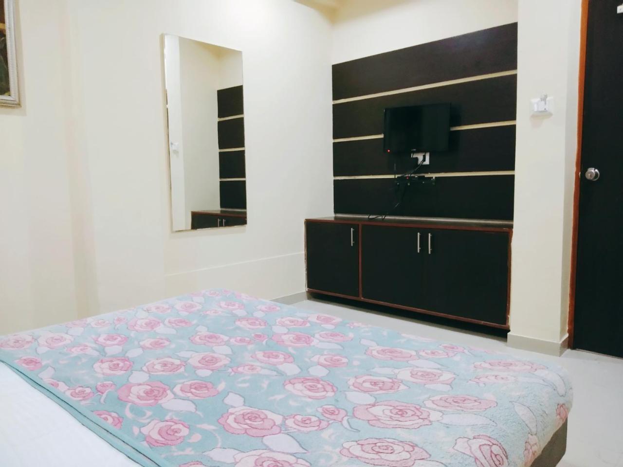 Hotel Krishna Palace Ahmedabad Buitenkant foto