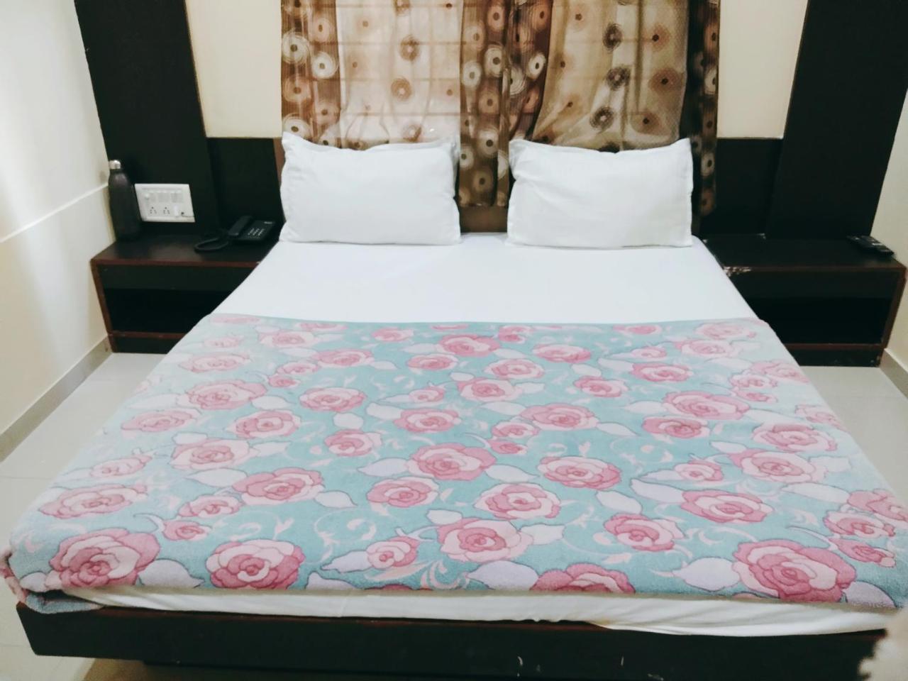 Hotel Krishna Palace Ahmedabad Buitenkant foto